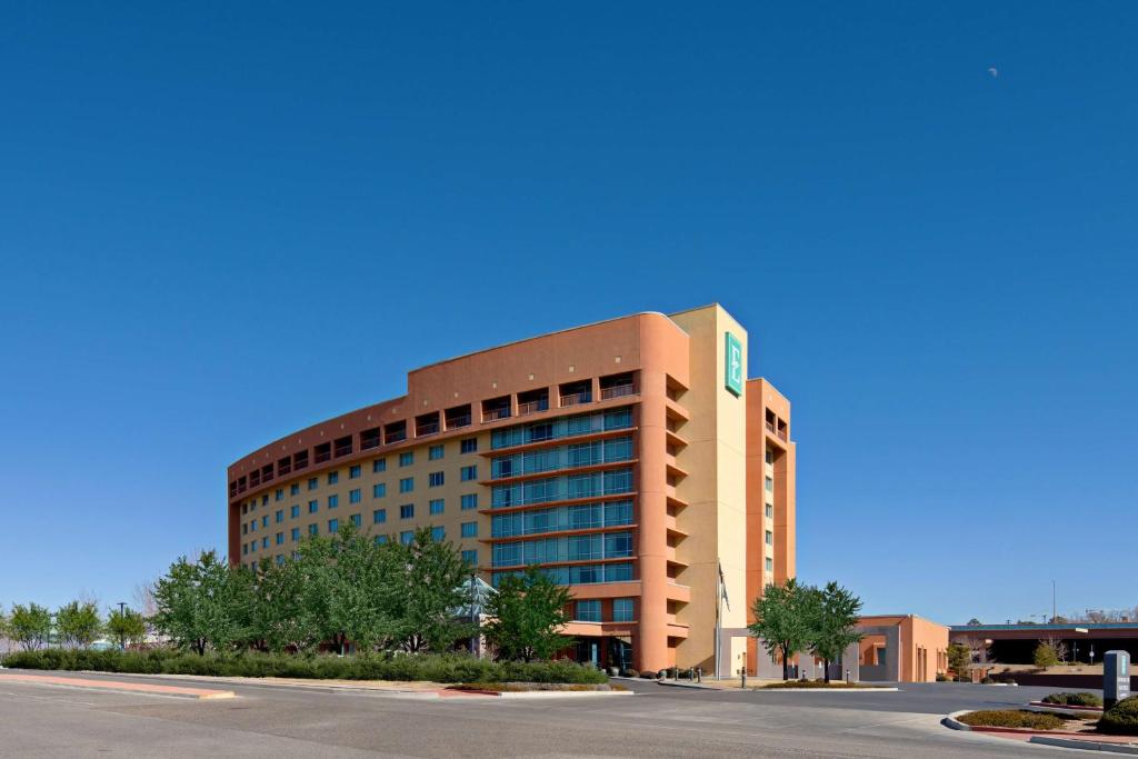 阿尔伯克基Embassy Suites by Hilton Albuquerque的前面有一条路的宽大办公楼