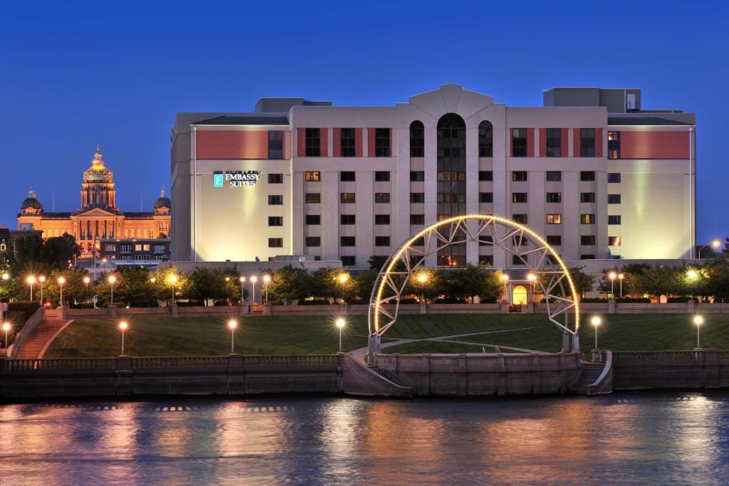 德梅因得梅因市中心大使套房酒店的享有大型建筑的夜间景色