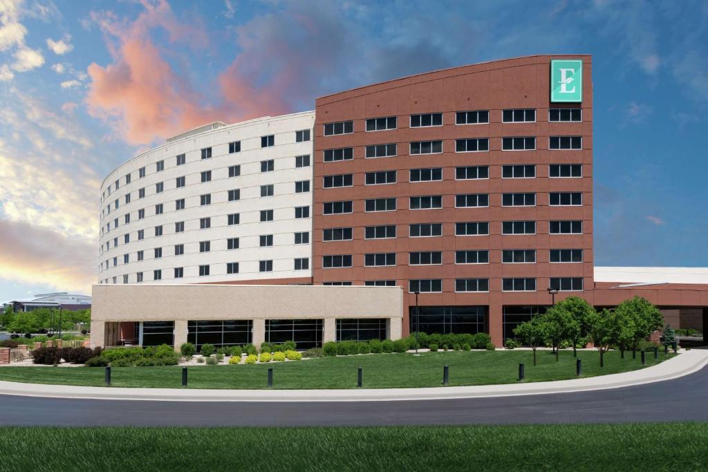 拉夫兰Embassy Suites by Hilton Loveland Conference Center的大型办公楼 ⁇ 形