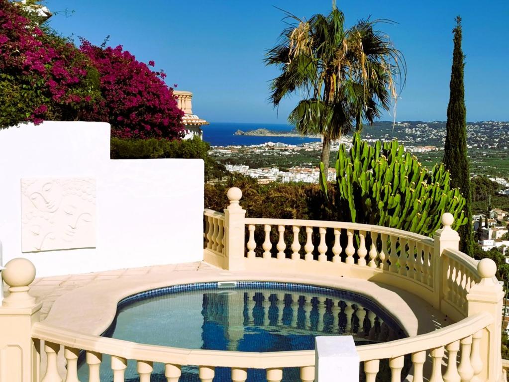 哈维亚Villa Panorama的一个带围栏的阳台的游泳池