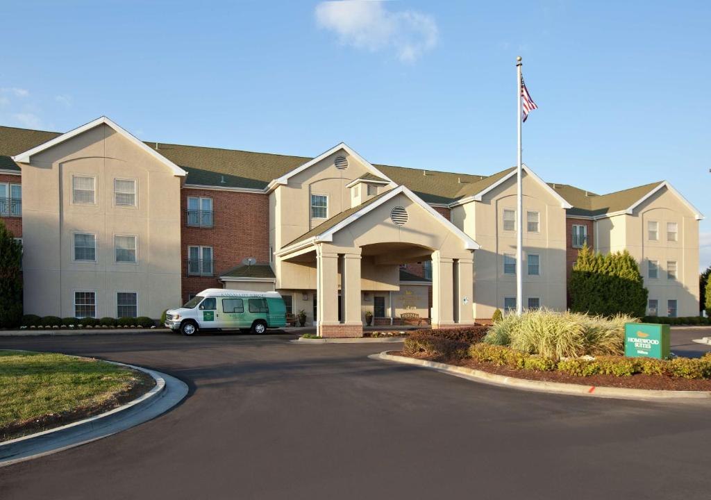 堪萨斯城堪萨斯城机场希尔顿惠庭套房酒店的公寓大楼前面设有一辆面包车