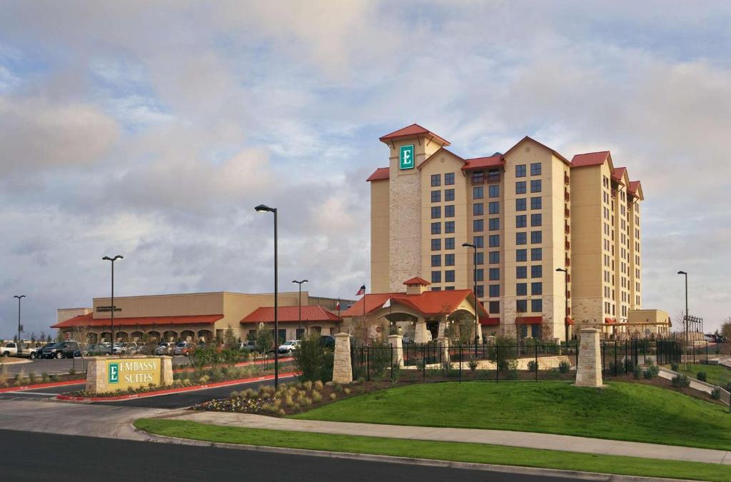 圣马科斯Embassy Suites by Hilton San Marcos Hotel Conference Center的一座大型建筑,上面有绿色的十字架