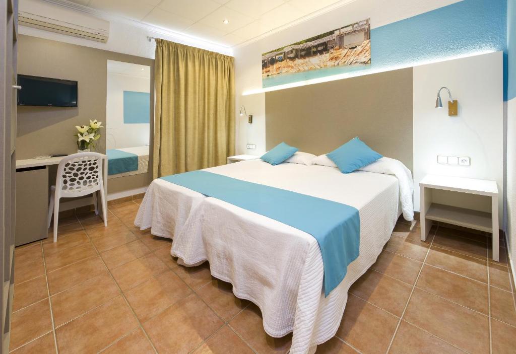 圣安东尼奥阿德林诺旅馆的酒店客房设有一张大床和一张书桌。