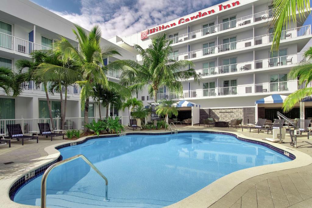 迈阿密厄尔巴诺迈阿密酒店的酒店前的游泳池