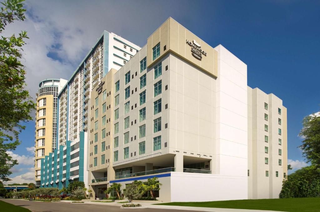 迈阿密迈阿密市区/布里克尔希尔顿惠庭套房酒店的一座白色的大建筑,上面有标志