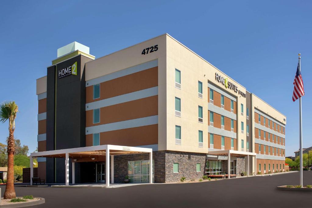 凤凰城Home2 Suites By Hilton Phoenix Airport South的酒店前面的 ⁇ 染