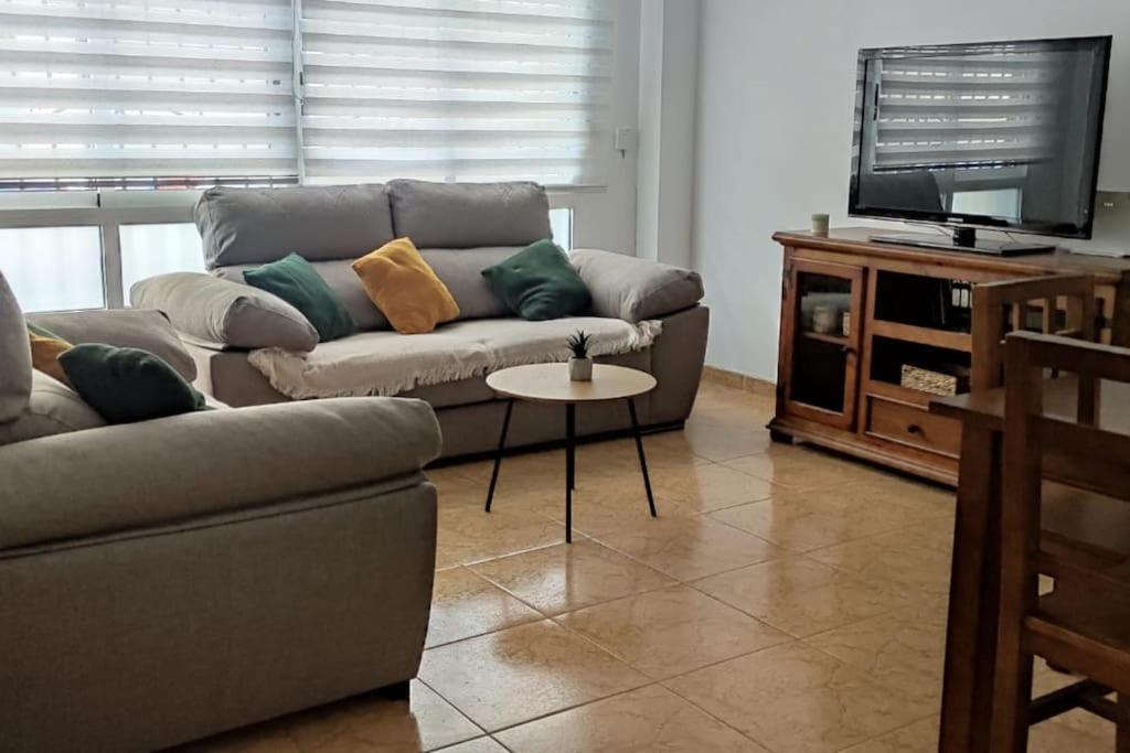 波多黎多德萨贡托Acogedor piso cerca de la playa的带沙发和电视的客厅