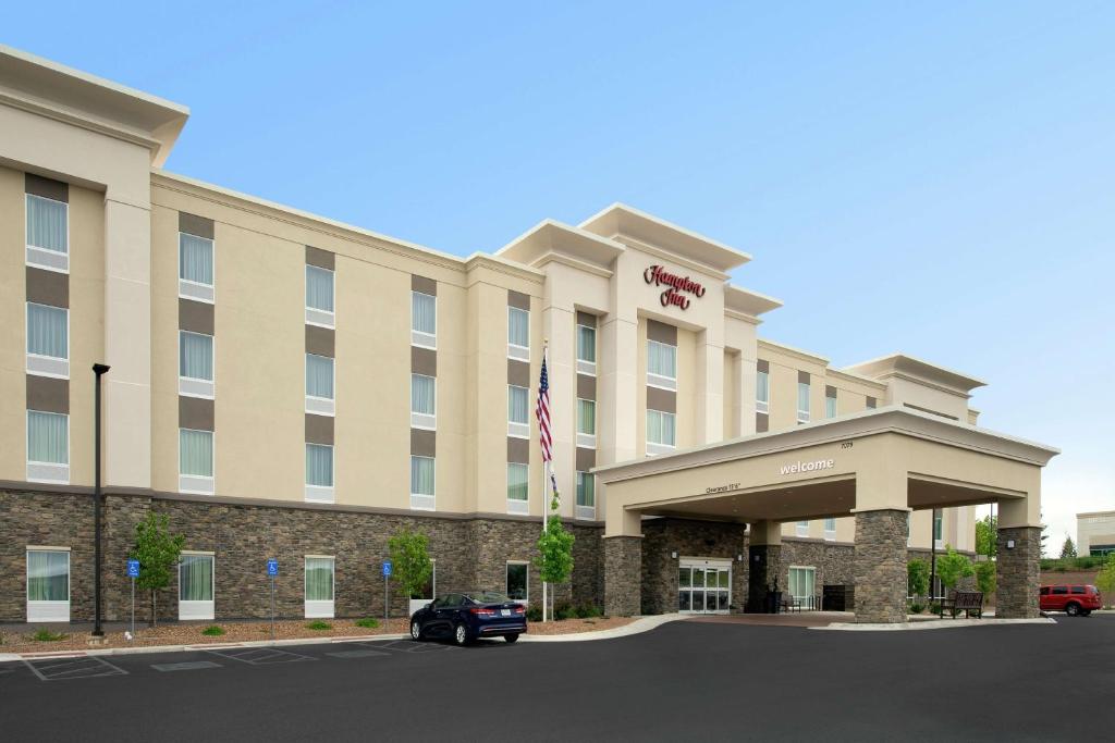 森特尼尔Hampton Inn Denver Tech Center South的前面有停车场的酒店