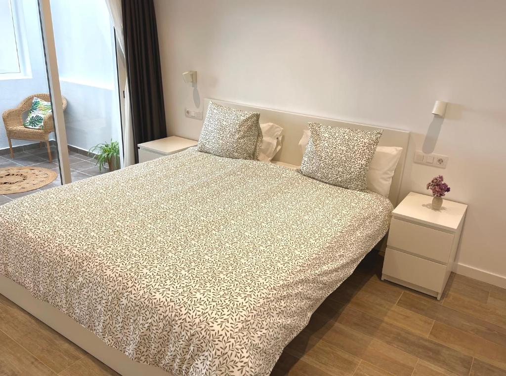 LajitaLa Lajita Barca Beach Sea的一间卧室配有一张带被子和枕头的床