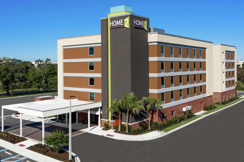 奥兰多Home2 Suites By Hilton Orlando Near UCF的 ⁇ 染酒店前方的图像