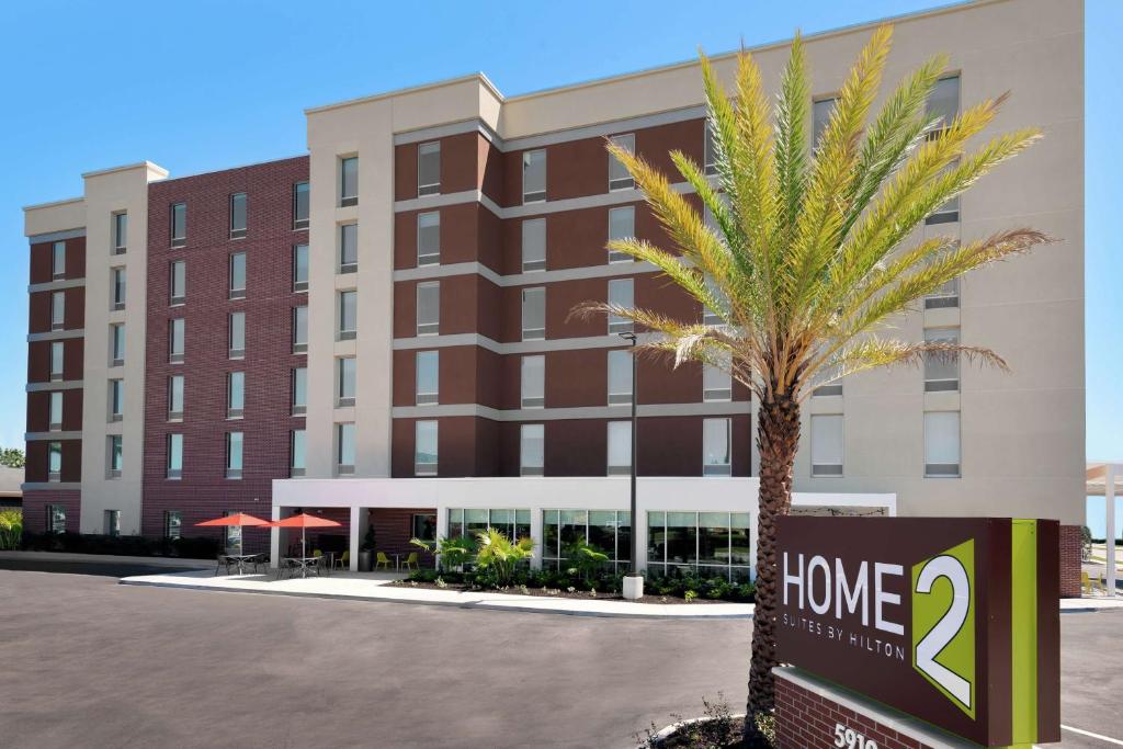 奥兰多Home2 Suites By Hilton Orlando Near Universal的一座建筑前的棕榈树