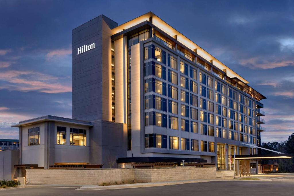阿尔法利塔Hilton Alpharetta Atlanta的酒店大楼的一侧有标志
