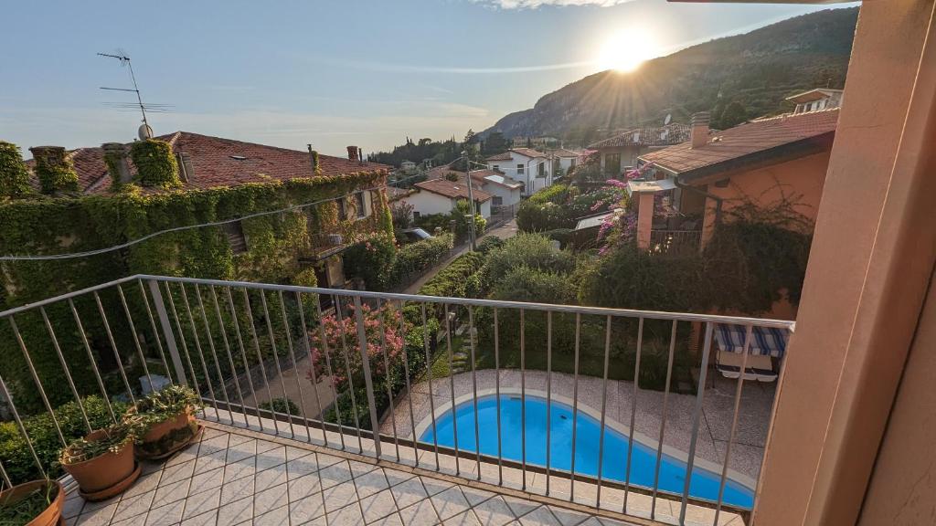 加尔达Perla del Garda的享有游泳池景致的阳台