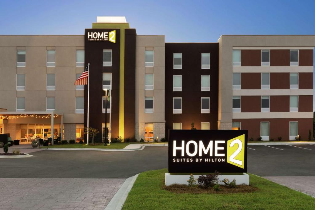 萨凡纳Home2 Suites By Hilton Savannah Airport的大楼前的酒店标志