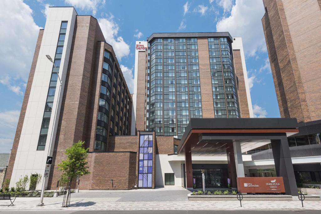 渥太华Homewood Suites By Hilton Ottawa Downtown的前面有两栋高楼