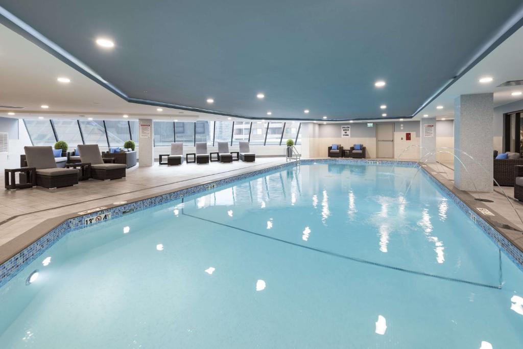 渥太华Homewood Suites By Hilton Ottawa Downtown的在酒店房间的一个大型游泳池