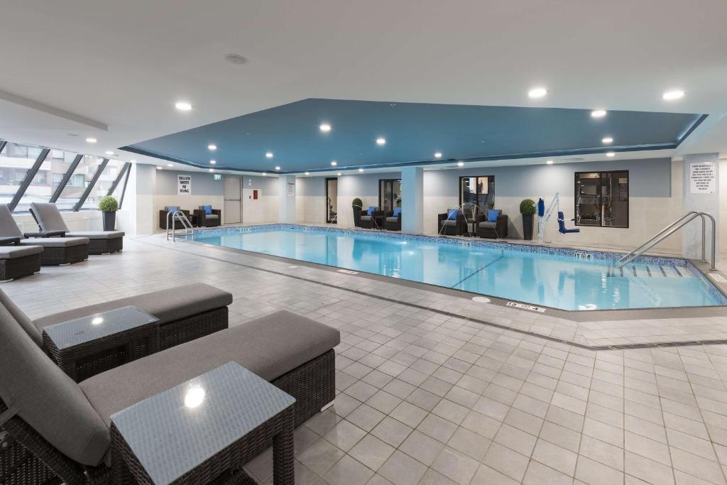 渥太华渥太华国家酒店及套房，阿三得连锁酒店的在酒店房间的一个大型游泳池