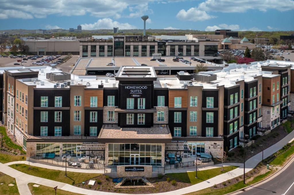 伊代纳Homewood Suites By Hilton Edina Minneapolis的享有大楼空中景色,设有停车场