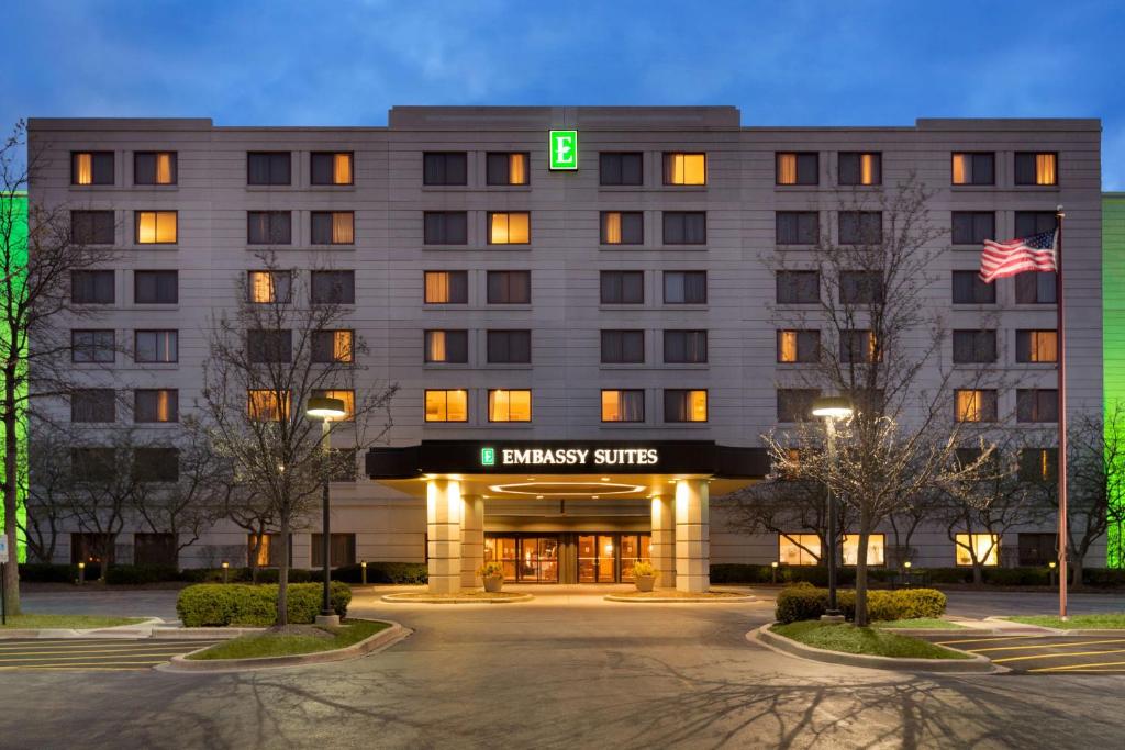 迪尔菲尔德Embassy Suites by Hilton Chicago North Shore Deerfield的前面有一个绿色标志的酒店