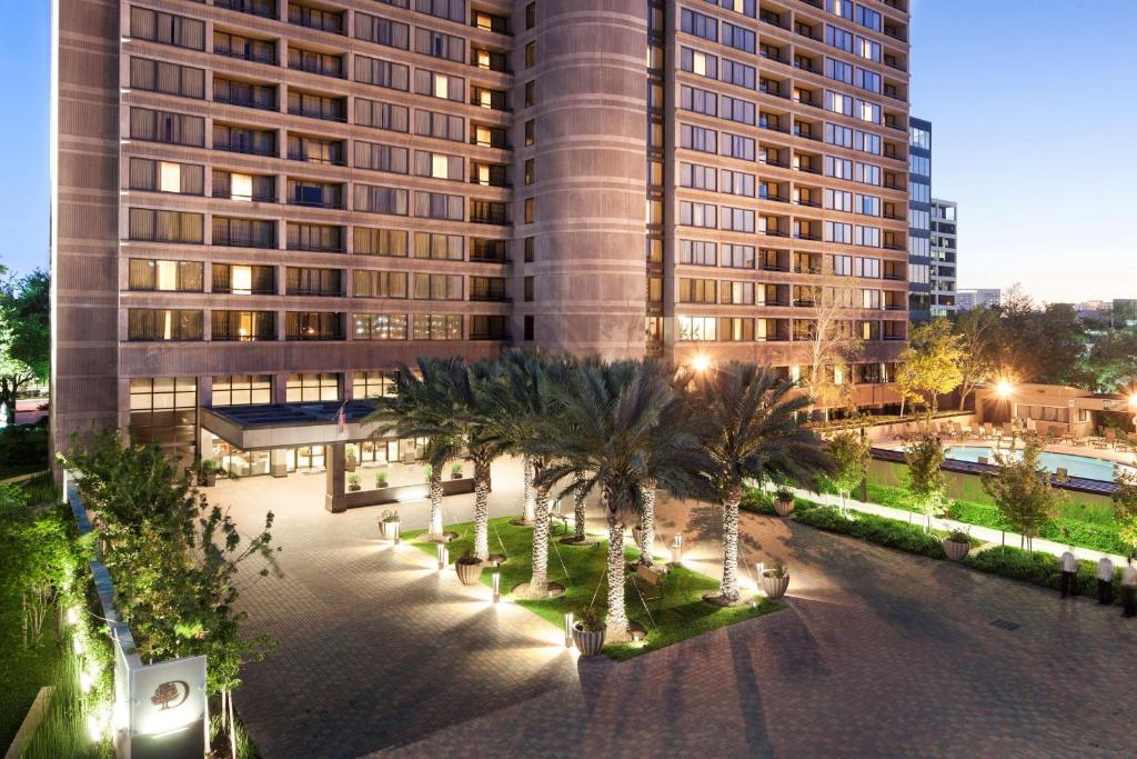 休斯顿DoubleTree by Hilton Hotel & Suites Houston by the Galleria的享有棕榈树和建筑的空中景致