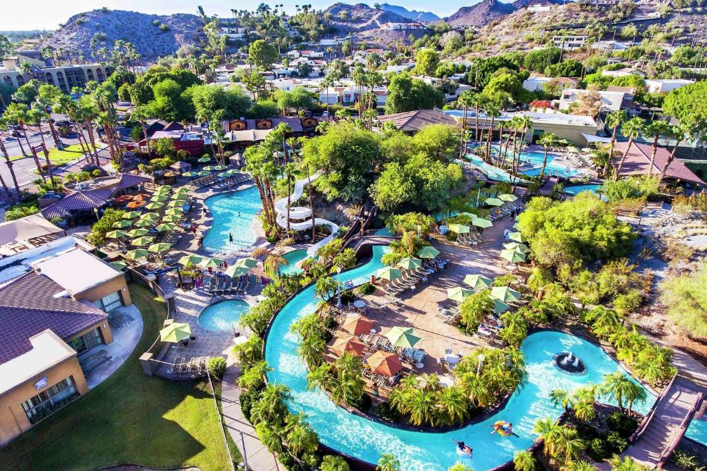 凤凰城Hilton Phoenix Resort at the Peak的享有度假村游泳池的空中景致