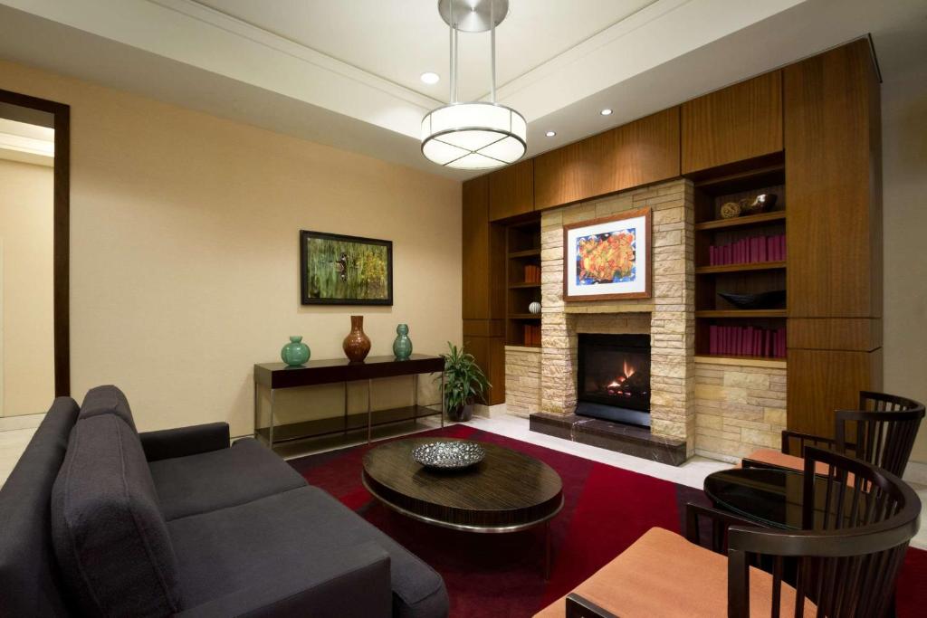 巴尔的摩巴尔的摩希尔顿惠庭套房酒店的带沙发和壁炉的客厅