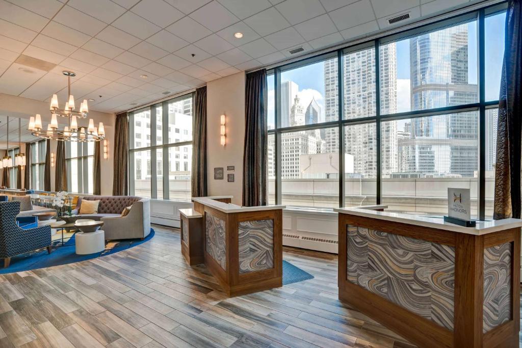 芝加哥Homewood Suites by Hilton Chicago Downtown的享有摩天大楼景致的大堂