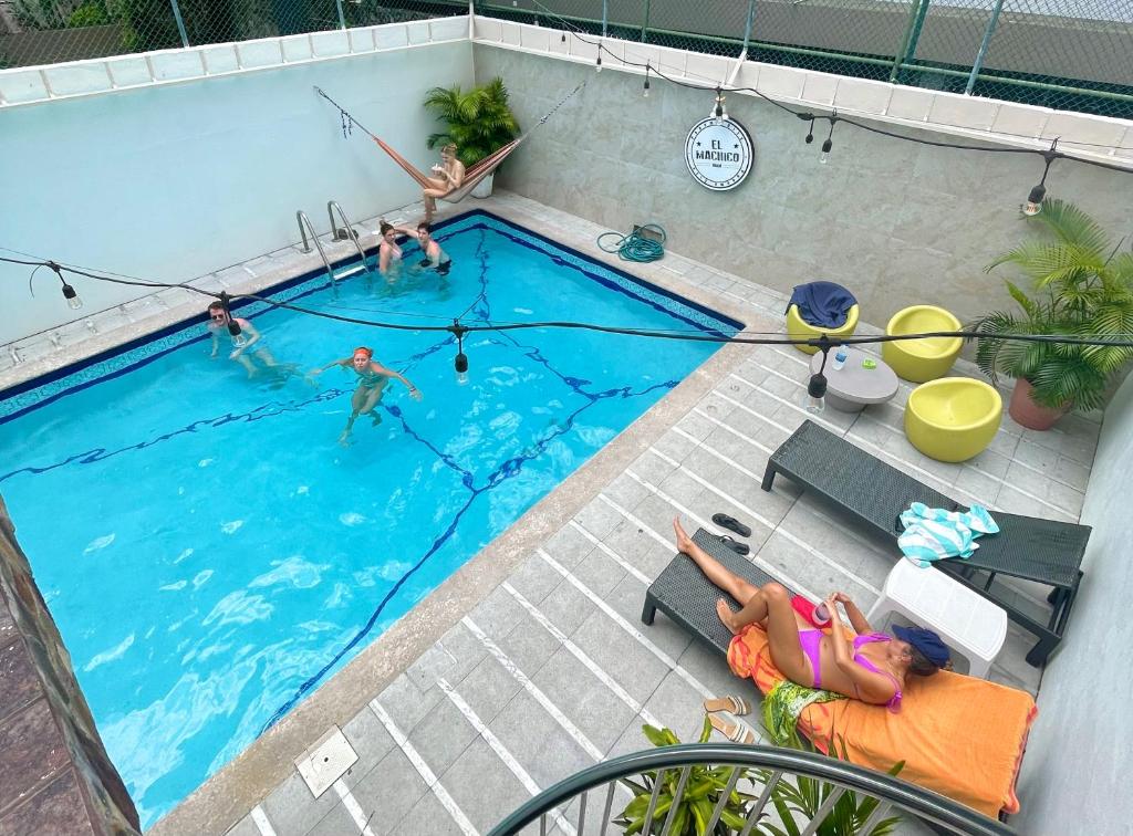 巴拿马城厄尔玛齐科旅馆的一群人在游泳池玩耍