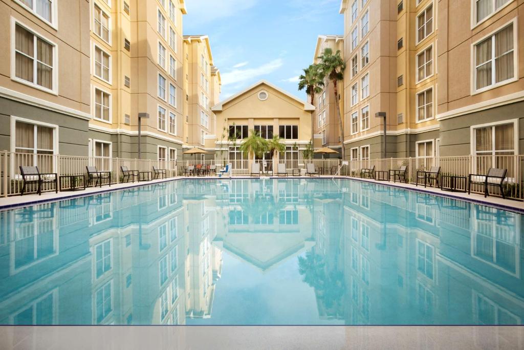 奥兰多奥兰多国际大道/会展中心希尔顿惠庭套房酒店的一座建筑物中央的游泳池