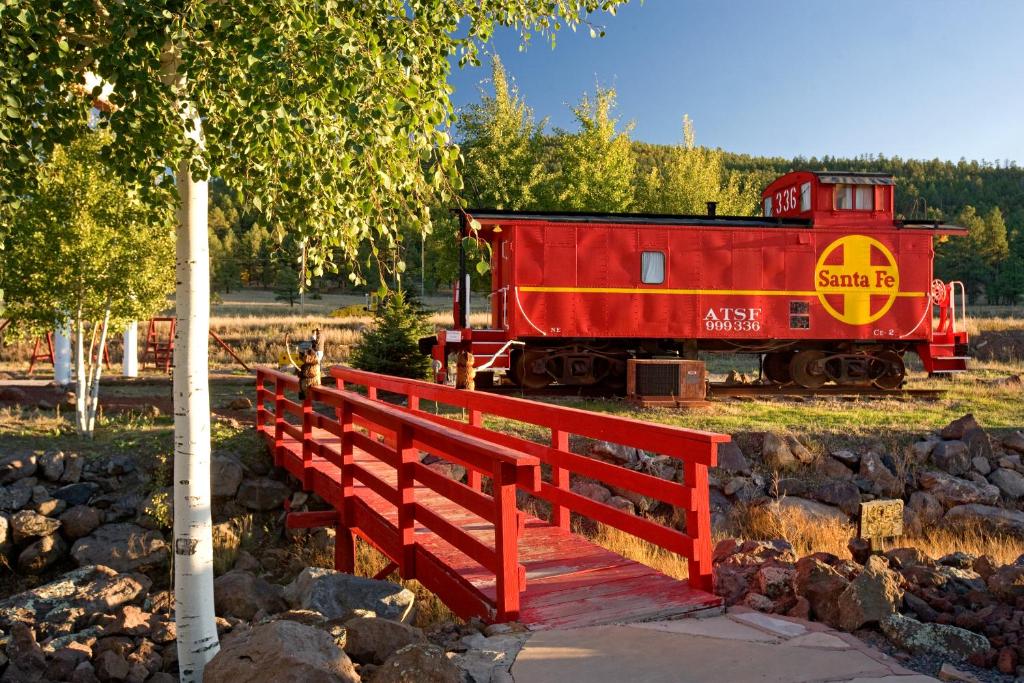 威廉姆斯大峡谷汽车旅馆和房车公园的红色火车引擎坐在红桥旁边