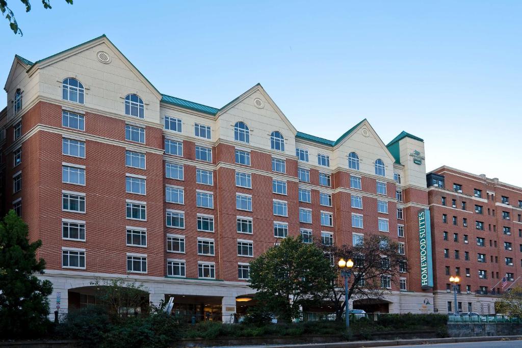 华盛顿华盛顿市中心希尔顿惠庭套房酒店的城市街道上一座大型红砖建筑