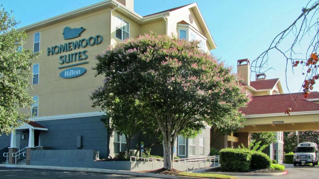 圣安东尼奥圣安东尼奥西北希尔顿惠庭套房酒店的带有读卡莫多套房标志的建筑