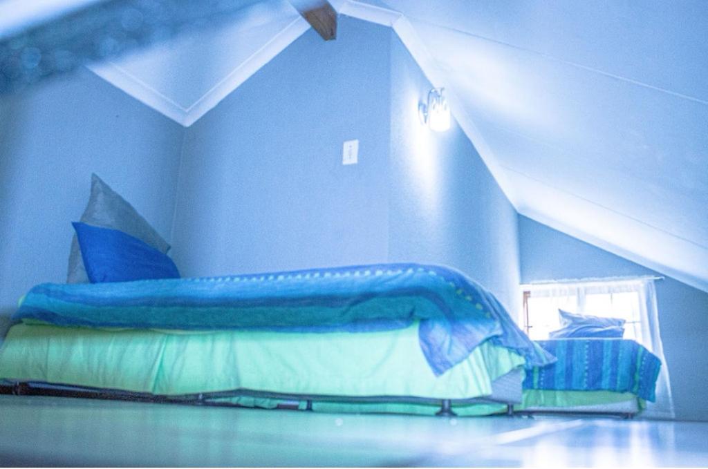 贝拉贝拉19 @ Pendleberry的蓝色卧室,配有一张带蓝色棉被的床