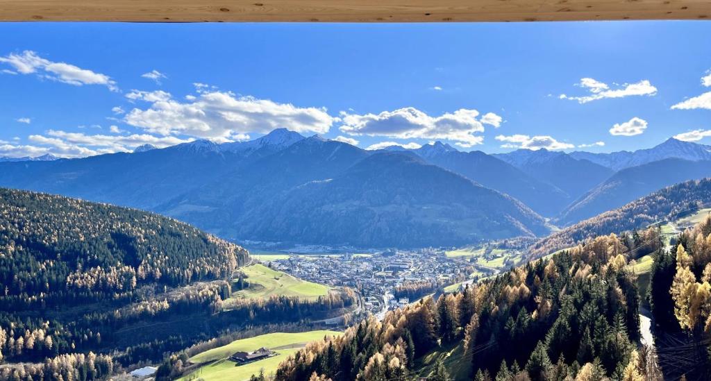 科莱伊萨尔科Schallerhof Sterzing - Deine Auszeit mit Ausblick in unseren Ferienwohnungen auf dem Bauernhof in Südtirol的享有山谷的背景山景。
