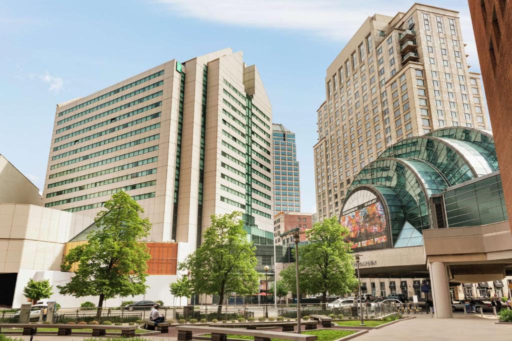 印第安纳波利斯Embassy Suites by Hilton Indianapolis Downtown的城市中一群高大的建筑