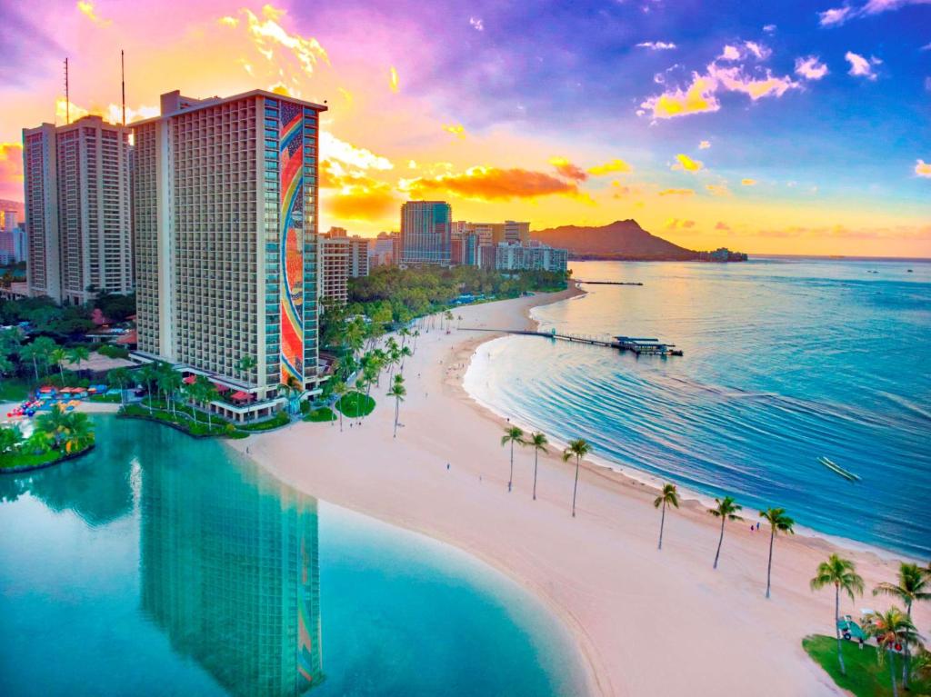 檀香山夏威夷威基基海滩希尔顿度假酒店的日落时分享有海滩和大海的景致