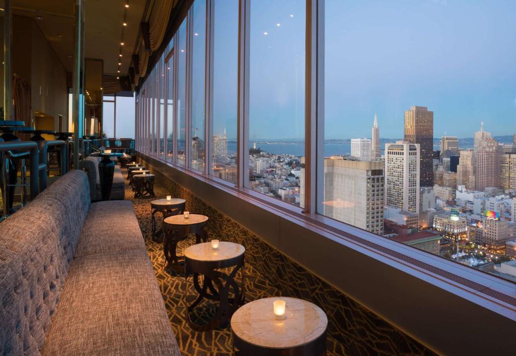 旧金山旧金山联合广场希尔顿酒店的餐厅设有窗户,享有城市美景