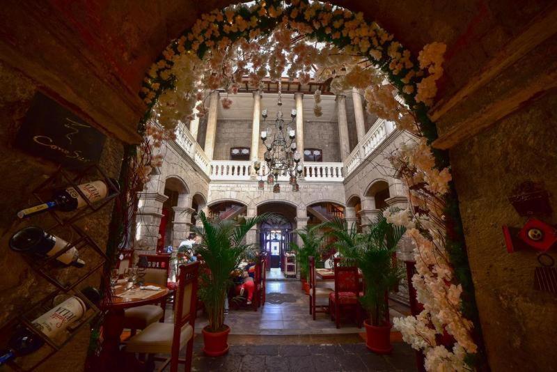 安巴托洛卡广场精品酒店的楼里植物餐厅里的拱门