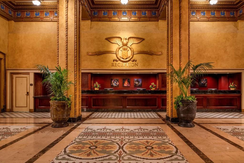 新奥尔良罗斯福新奥尔良华尔道夫度假酒店 的楼房的大堂,地板上铺着地毯