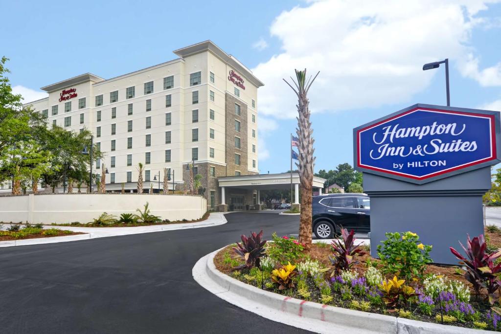 查尔斯顿Hampton Inn & Suites Charleston Airport的汉普顿旅馆和套房的标志