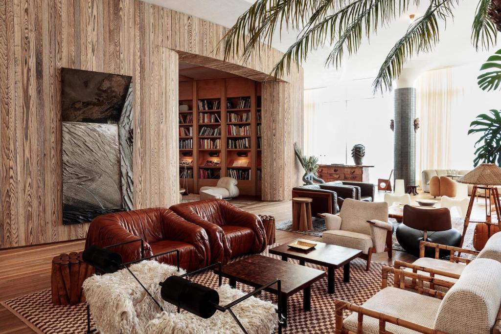 洛杉矶Santa Monica Proper Hotel, a Member of Design Hotels的客厅配有真皮沙发和椅子