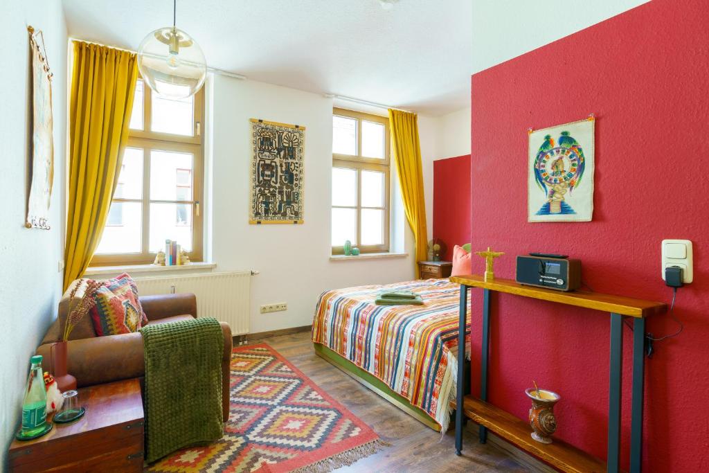 奥尔巴赫Kerkermeister Pension的一间卧室设有一张床和红色的墙壁