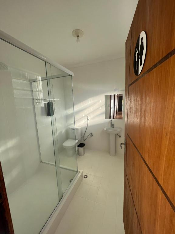 帕萨夸特鲁Hostel Passa4的一间带玻璃淋浴和卫生间的浴室