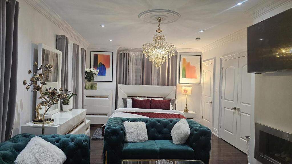 多伦多Lilen's Home的一间卧室配有一张床、一张沙发和一个吊灯。