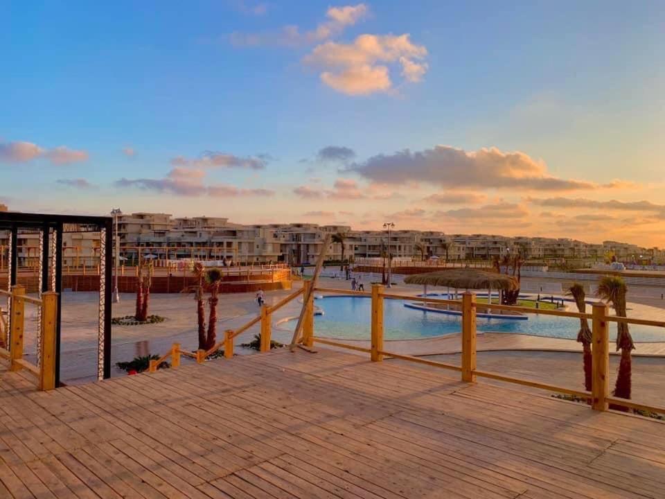 Al Ḩammādحجز شاليهات مارينا دلتا ومارينا لاجونز的海滨长廊上设有游泳池的度假胜地