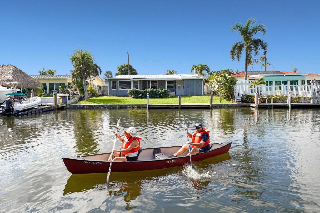 达尼亚滩Waterfront Fll&beaches, Bbq, Kayaks, Canoe的两个人在水里划船