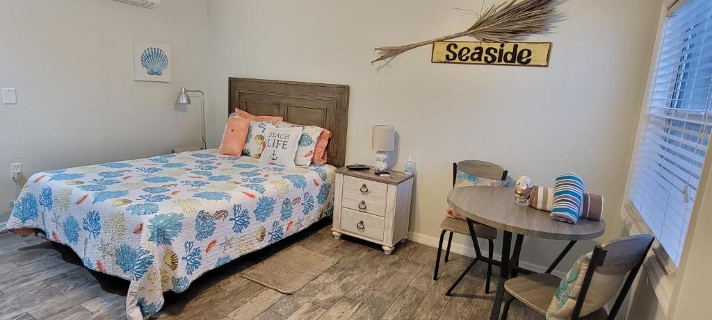 圣徒皮特海滩Wave Resort, Studio A2, Beach steps away!Pool+WiFi的一间卧室配有一张床、一张桌子和一张书桌