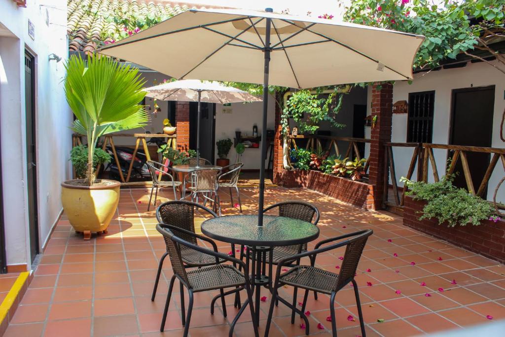希龙Hotel Colonial San Felipe的庭院配有桌椅和遮阳伞。