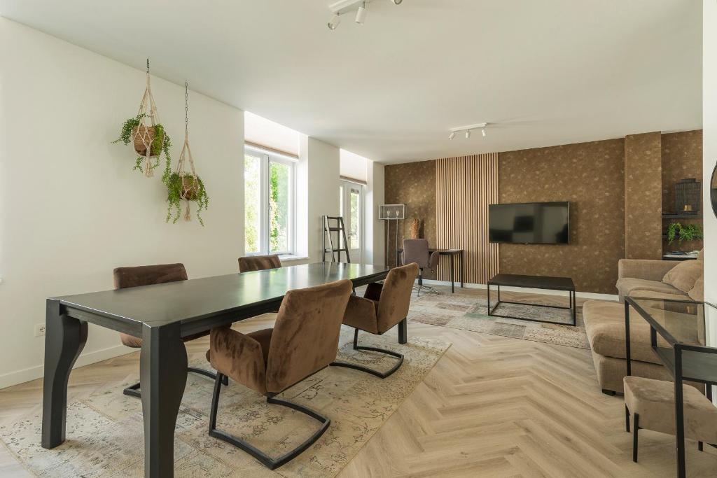 罗森达尔Jean New Luxurious Home With Balconies Room 3的客厅配有黑色的桌子和椅子