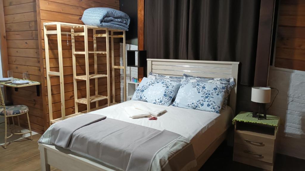 布卢梅瑙Suíte privativa 11km vila germânica的一间卧室配有白色床和蓝色枕头